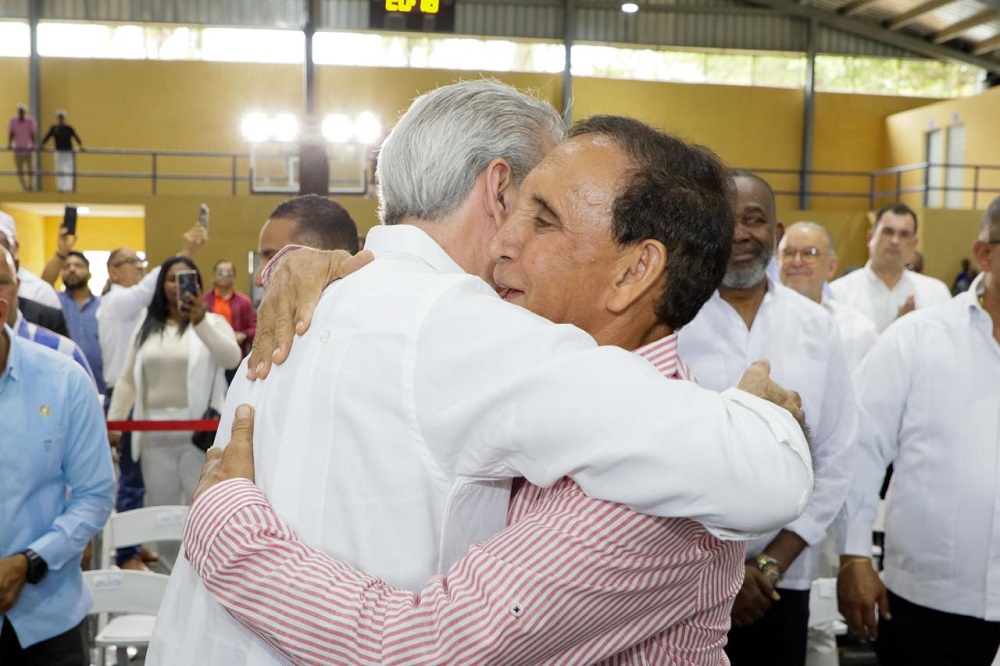 Abinader entrega remodelado Club Los Cachorros de Cristo Rey