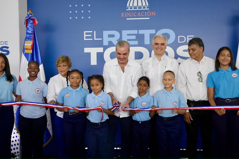Abinader inaugura dos modernos techados escolares en el Ens. La Fe y Las Palmas de Herrera