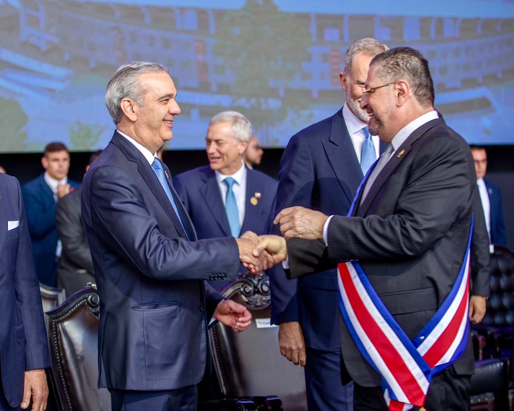 Abinader participa en la transmisión de mando presidencial de Laura Fernández Delgado