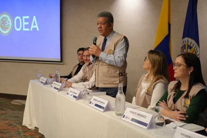 Leonel Fernández inicia trabajos de misión electoral de la OEA en Colombia previo a elecciones presidenciales