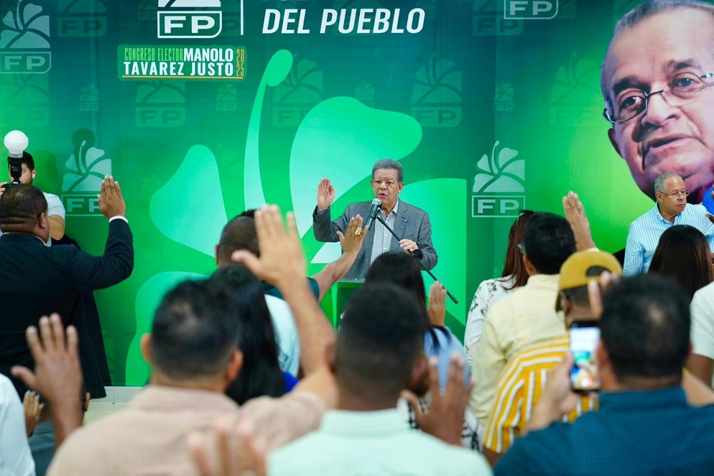 Leonel juramenta docentes: “La educación será prioridad”