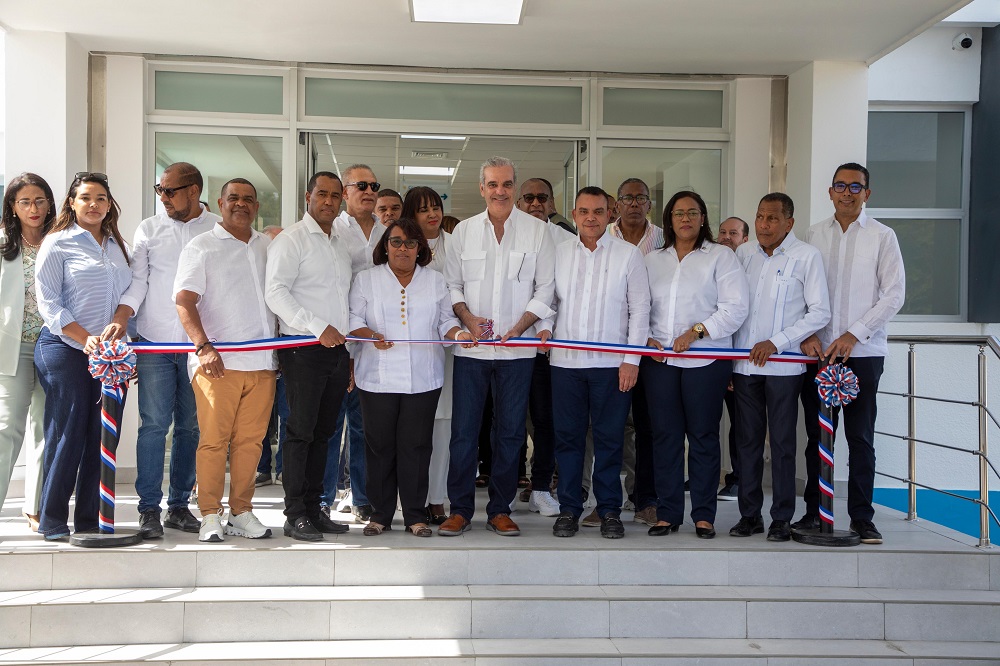 Abinader entrega remozado y ampliado el Hospital Jaime Sánchez en Barahona