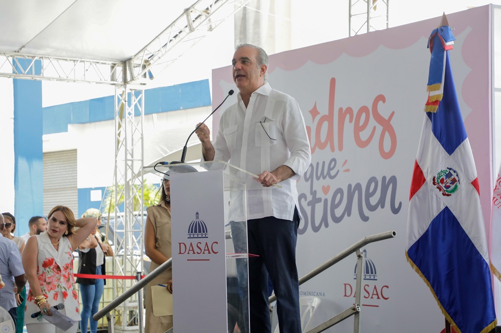 Abinader entrega en Haina 1,279 títulos de propiedad y beneficia 6,385 personas
