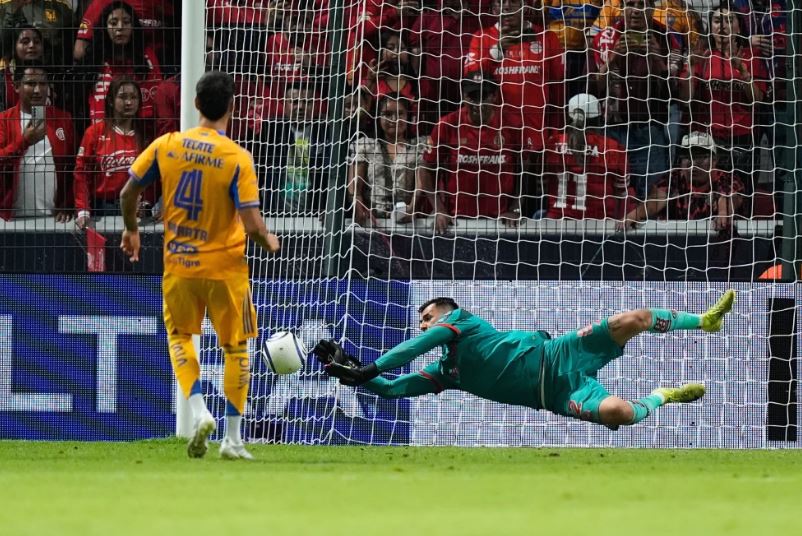 Toluca pone fin a 23 años sin títulos de la CONCACAF. Luis García brilla en penales