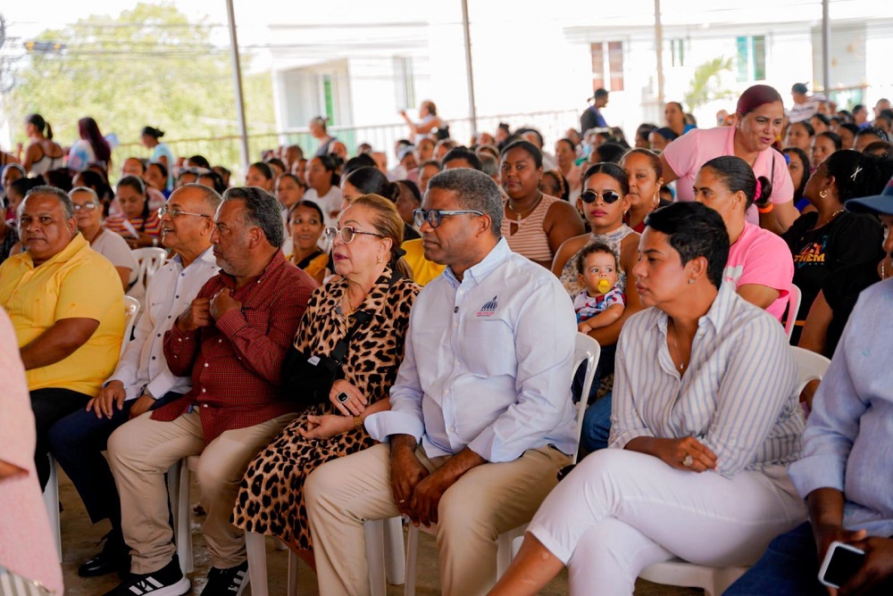 PROPEEP y DASAC llevan alegría a las madres de Baitoa y Santiago