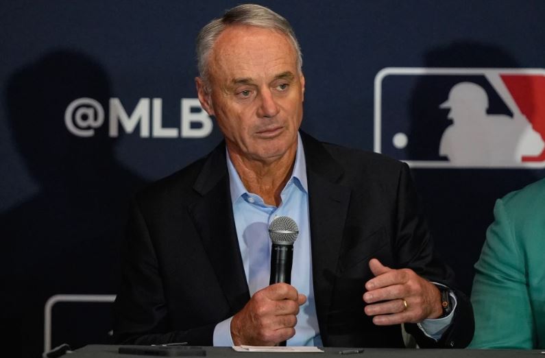 Jugadores y dueños de la MLB inician negociaciones, 6 meses antes de que venza el contrato actual