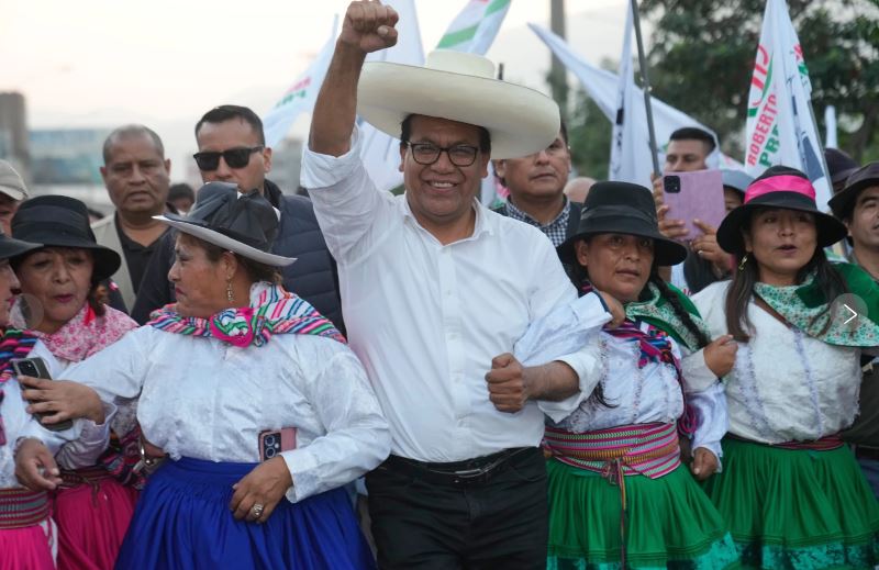 Jurado electoral de Perú proclama resultados de comicios presidenciales tras más de un mes de espera