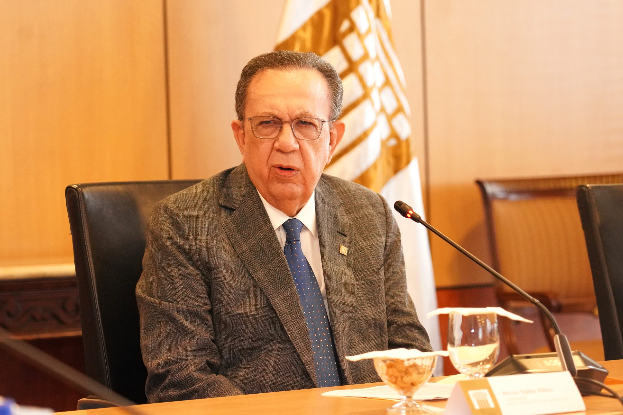 El gobernador del BC se reúne con presidentes de entidades bancarias; revela economía creció 5.1% 