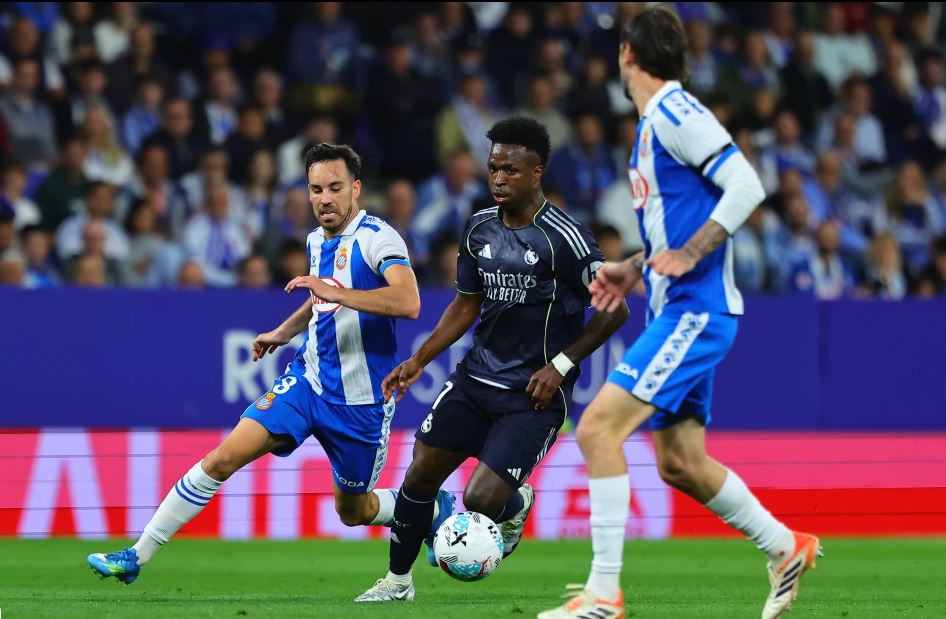 Vinícius anota 2 goles y el Real Madrid gana para retrasar el título del Barcelona en La Liga