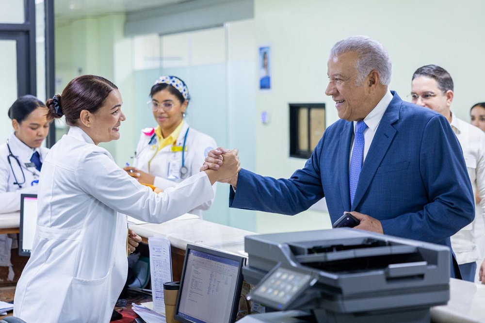 Andrés Bautista visita Hospital General Docente de la Policía Nacional