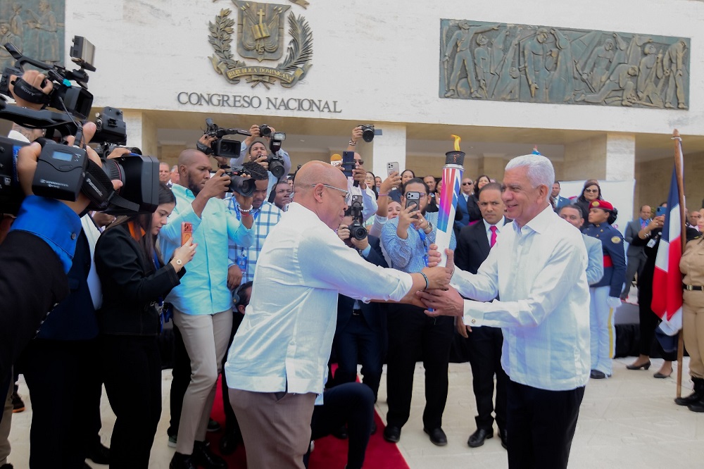 Presidente del Senado recibe antorcha de los XXV Juegos Centroamericanos Santo Domingo 2026