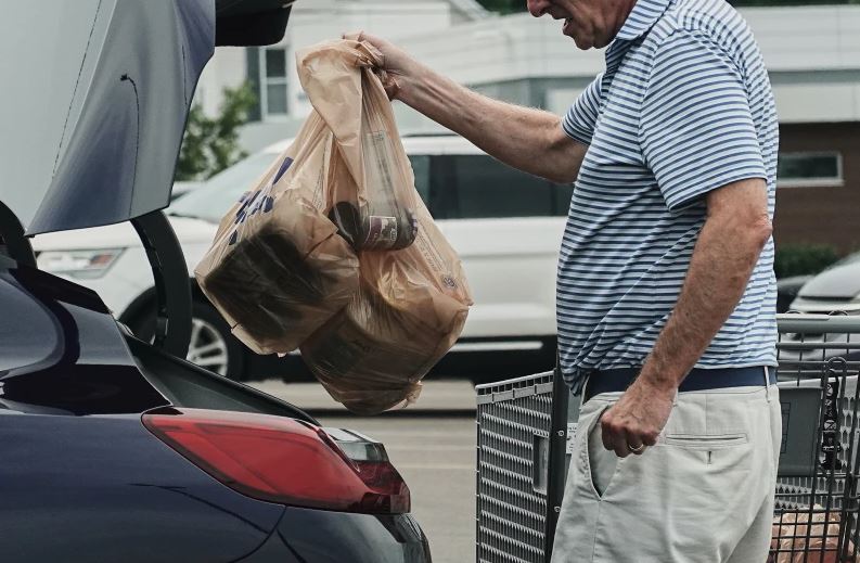 Las bolsas de plástico no se tiran al contenedor de reciclaje