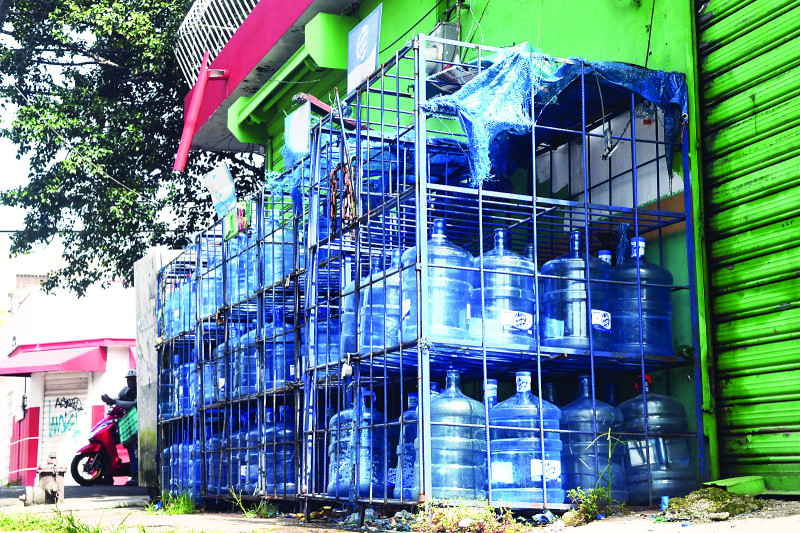Denuncian aumento de precio en botellones de agua en Barahona