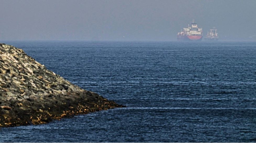 EEUU afirma avances en reapertura de estrecho de Ormuz; señala que 2 buques mercantes lo transitaron