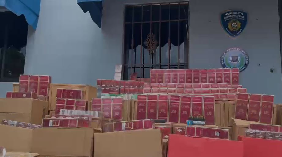 Decomisa alcohol adulterado y cigarrillos de contrabando en colmado de Los Mina