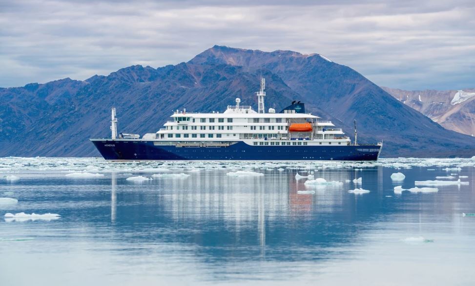 Crucero con presunto brote de hantavirus espera ayuda en el océano Atlántico