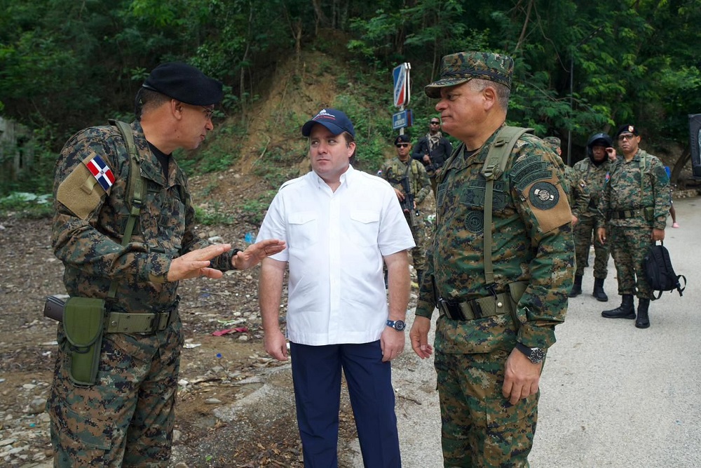Ministros de Defensa y de la Presidencia realizan recorrido por la frontera