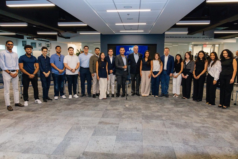 Abinader participa en encuentro con estudiantes dominicanos de la Universidad Internacional de Florida