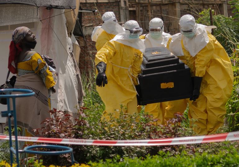 Trabajadores médicos y grupos piden ayuda urgente por brote de ébola en el Congo