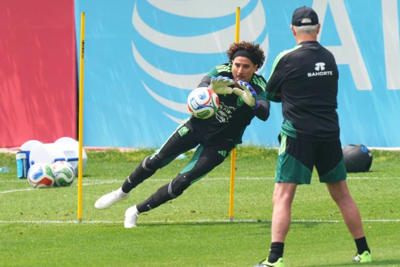 Ochoa, a los 40 años y rumbo a su sexto Mundial, pelea por la titularidad en el Tri