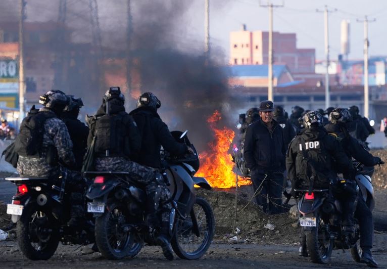 Policías y militares intentan despejar ruta a La Paz, aislada por 23 días de protestas en Bolivia