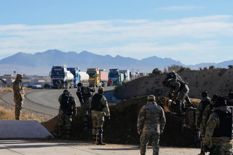 Policías y militares inician despeje de rutas tomadas por protestas sindicales en Bolivia