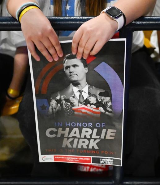 Indemnizan con $835,000 a hombre encarcelado por criticar a Charlie Kirk