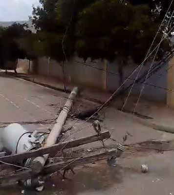 Accidente de tránsito provoca derribo de cuatro postes eléctricos en Duvergé; no se reportan víctimas