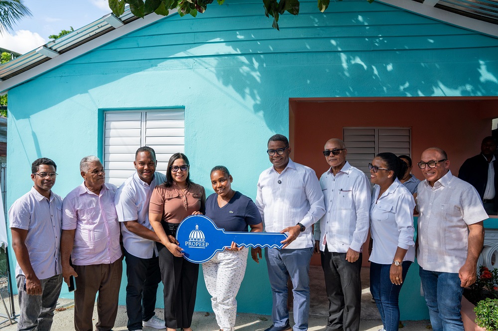 Propeep entrega casa reconstruida tras lluvias en Pantoja