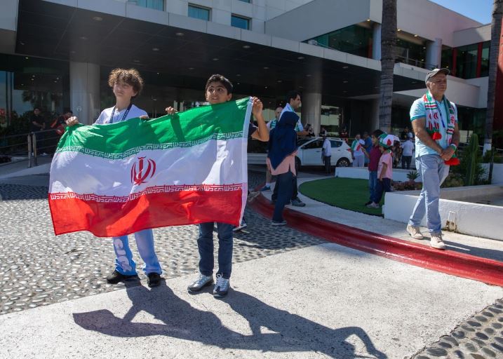 Entra al hotel de la selección iraní para el Mundial en Tijuana, México, aficionados se reúnen para animar