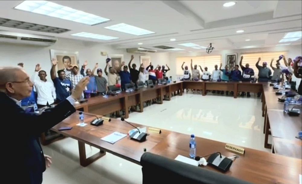 Danilo Medina juramenta decenas de dirigentes del municipio Hondo Valle, Elías Piña
