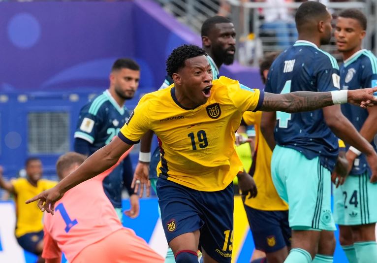 Ecuador se clasifica a dieciseisavos al vencer 2-1 a Alemania con gol de Plata a los 71 minutos