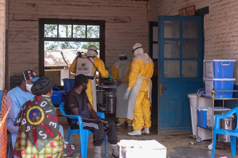 El ébola en el Congo ha dejado más de 100 muertos, mientras el conflicto ralentiza la respuesta