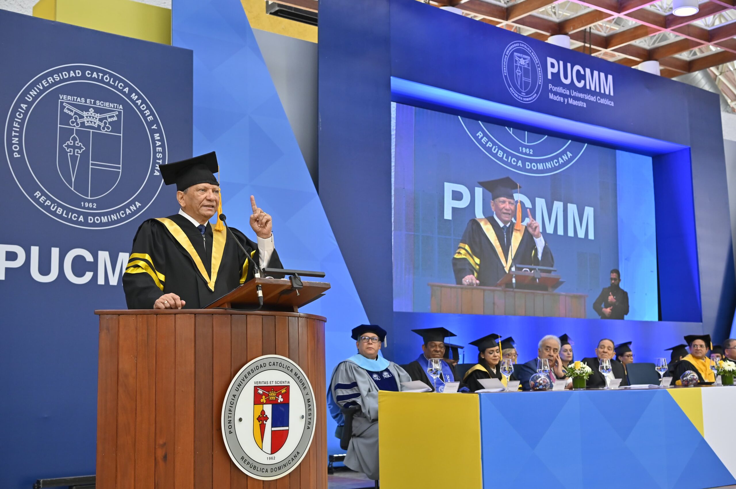 Leonardo Aguilera exhorta a 1,149 graduados de la PUCMM a ser visionarios y valorar la ética