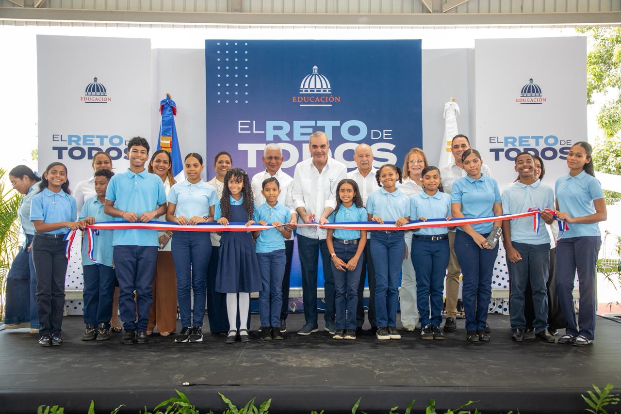 Abinader inaugura techado deportivo-escolar en el municipio de Cevicos
