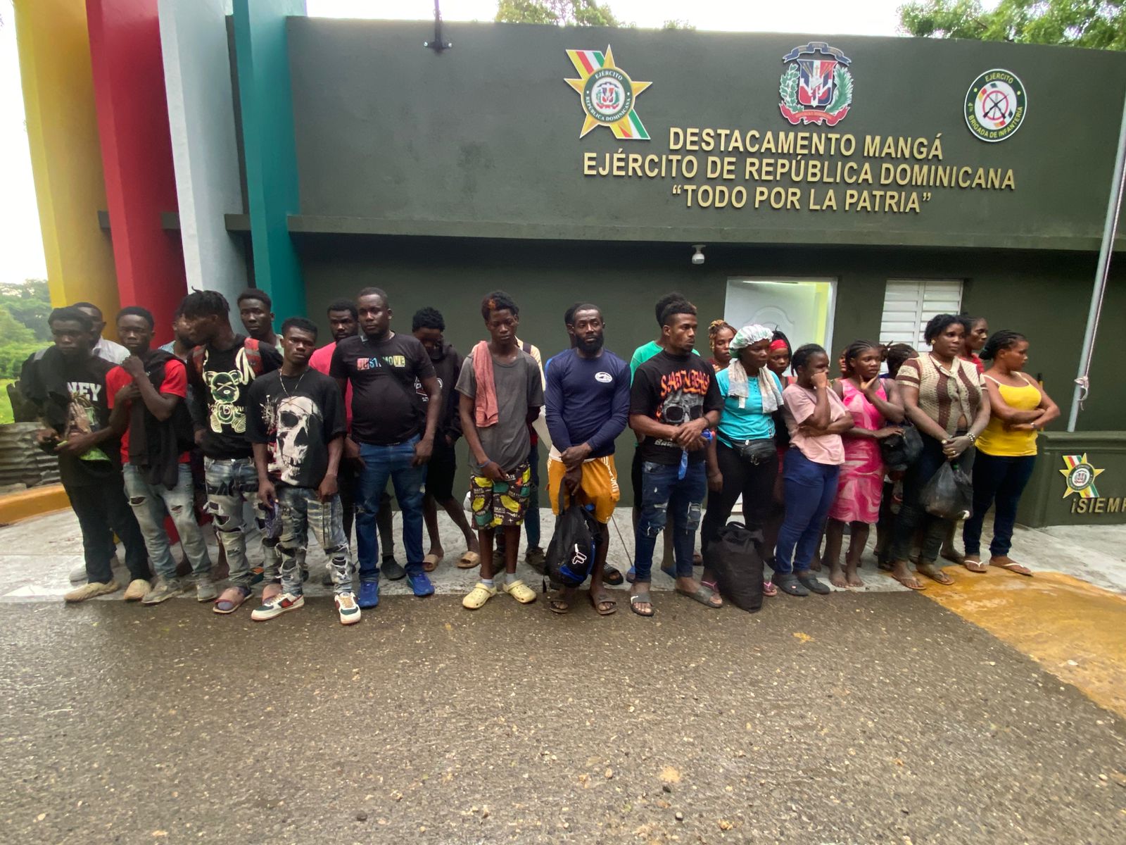 Interceptan vehículo que transportaba 14 extranjeros en Guayubín
