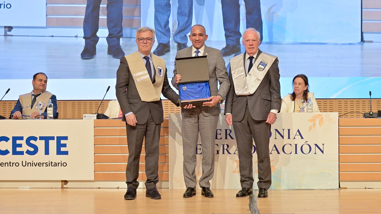 Centro Universitario Ceste de Zaragoza distingue al presidente de la DNCD