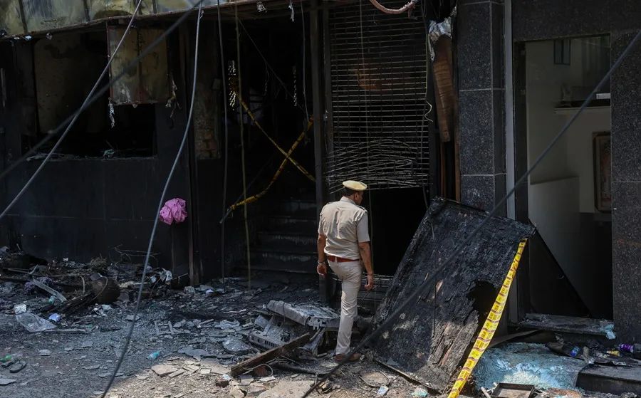 Tragedia en Nueva Delhi: 21 muertos por incendio en hotel