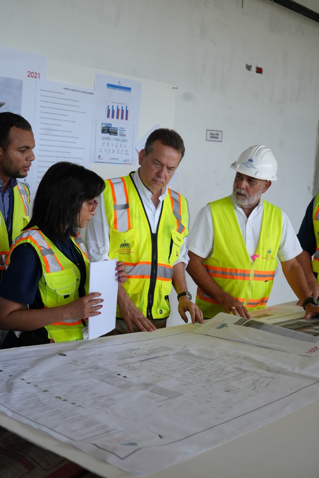 Ito Bisonó supervisa construcción del Hospital de Nisibón