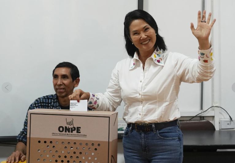 Sigue lento conteo de votos en polarizada elección presidencial de Perú