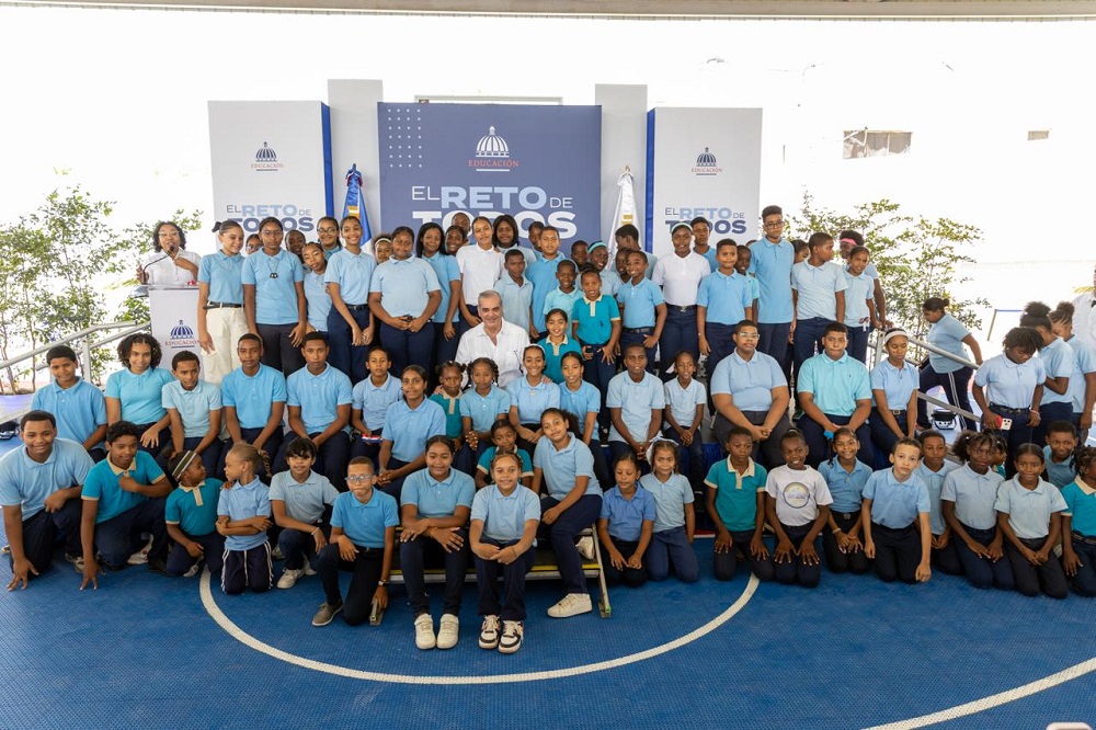 Presidente Abinader inaugura techado multiuso escolar en Duvergé
