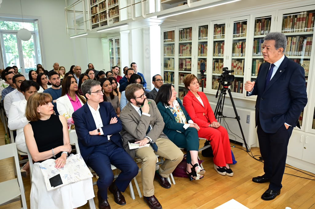 Leonel Fernández dialoga con jóvenes en Madrid