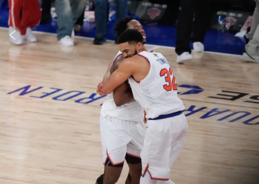 Los Knicks remontaron una desventaja de 29 puntos y vencieron a los Spurs 107-106