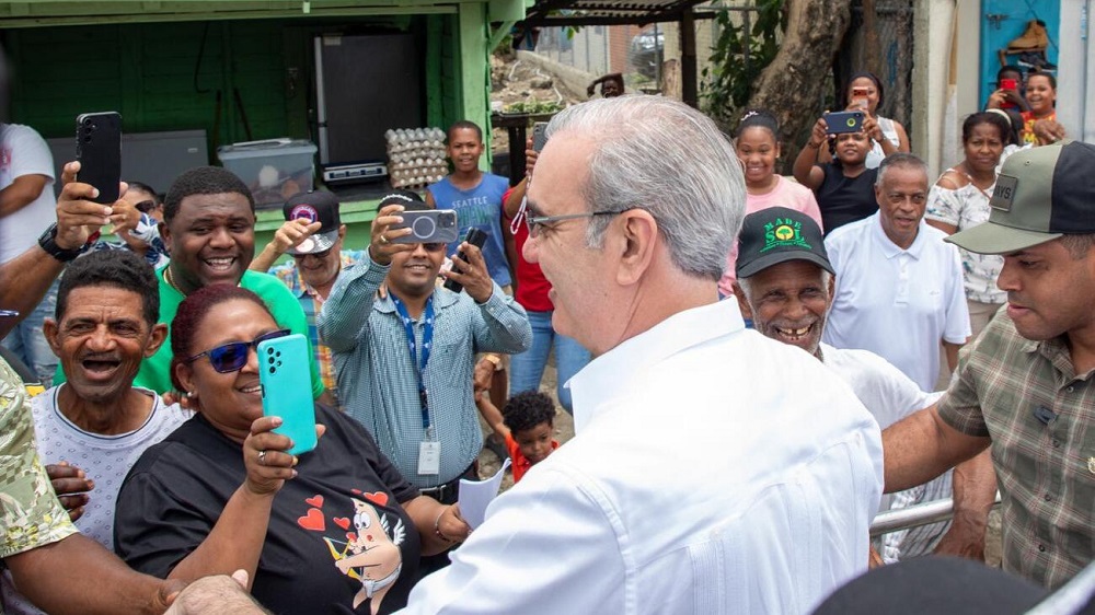 Abinader inaugurará este sábado dos carreteras y un techado escolar en Monte Plata