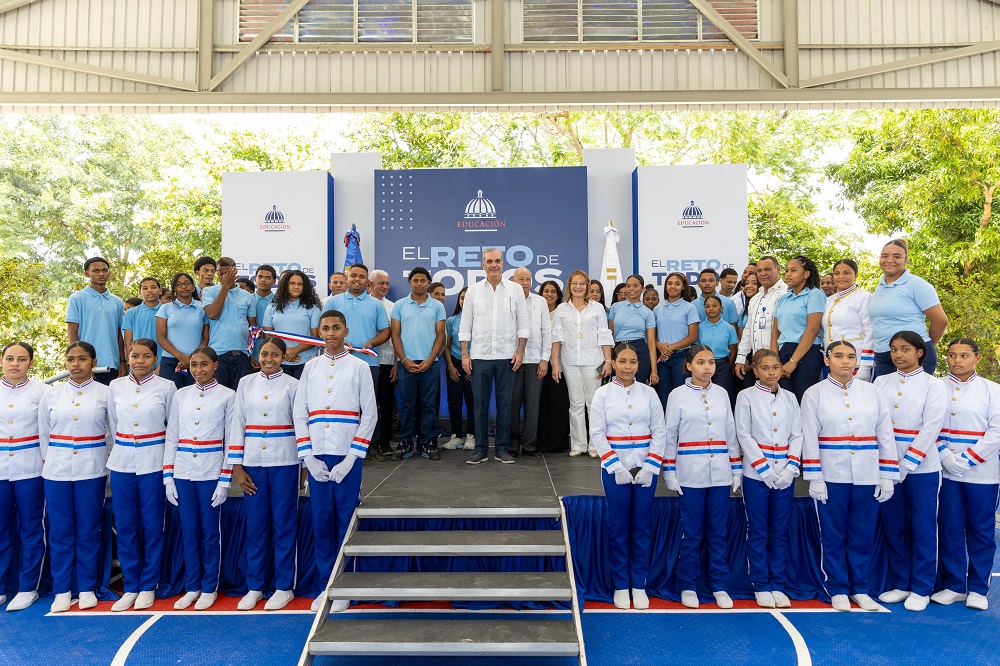 Presidente Abinader inaugura techado de la Escuela Francisco Henríquez y Carvajal en Cotuí