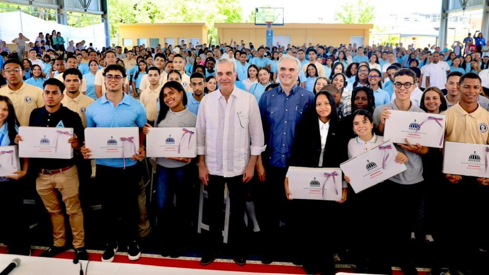 Abinader exhorta a estudiantes a prepararse en inglés, tecnología y valores para alcanzar el éxito
