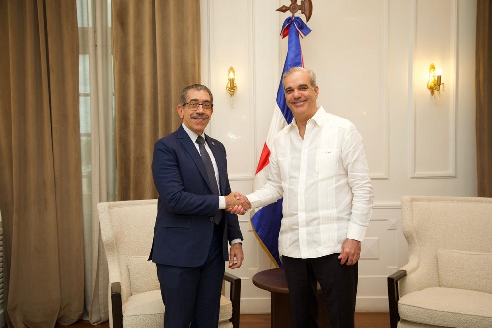 Abinader recibe en el Palacio Nacional al nuevo rector electo de la UASD, Jorge Asjana David