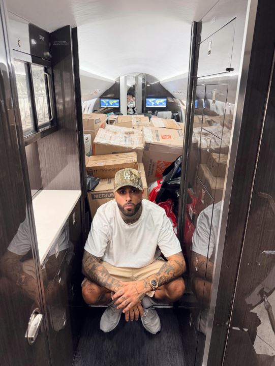 Nicky Jam viaja a Venezuela en su propio avión privado lleno de suministros para donar