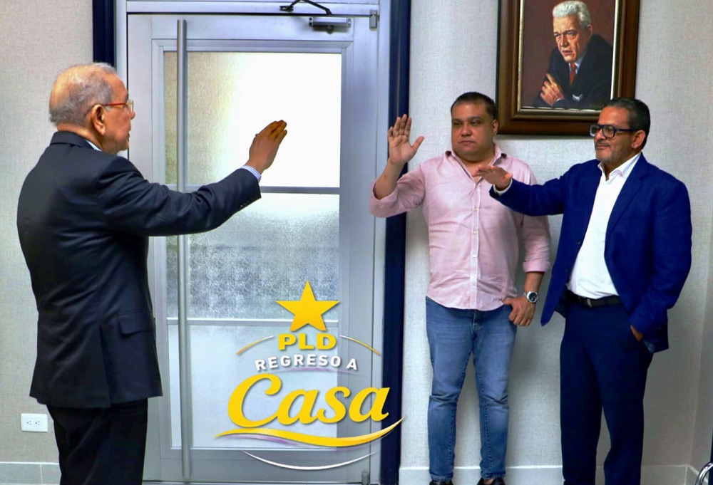 Danilo Medina juramenta a Víctor José Crespo, alcalde de Villa Elisa