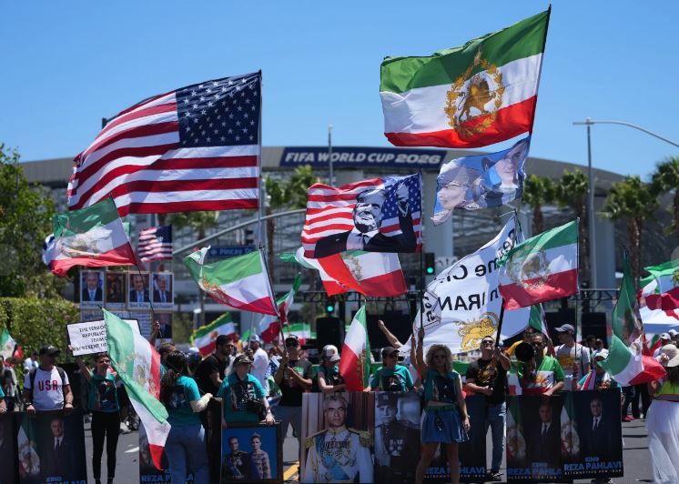 Irán debuta en Mundial mientras su diáspora en EEUU realiza protestas y se reúne a ver los partidos